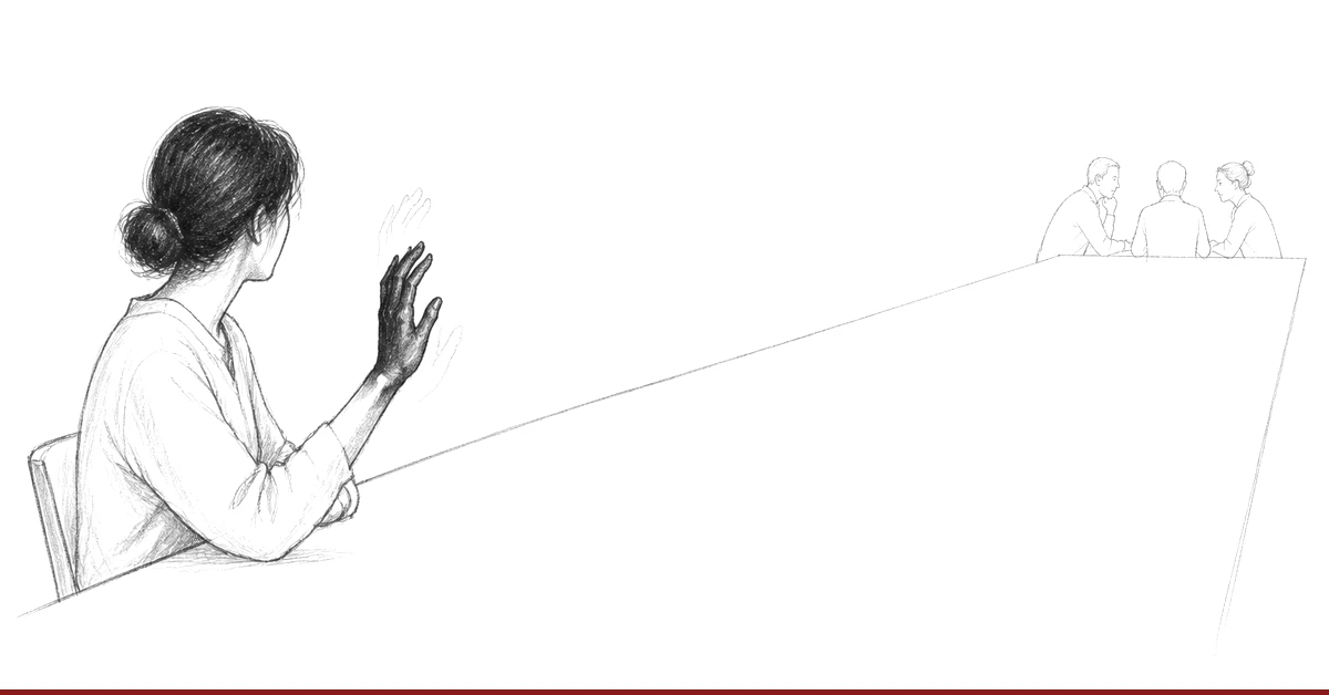 Eine Frau am Ende eines langen leeren Tisches hat die Hand halb gehoben und mitten in der Bewegung angehalten. Am fernen Ende des Tisches reden drei nur in dünnen Linien angedeutete Personen weiter, ohne hinzusehen.