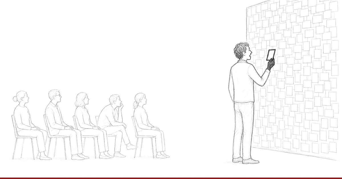 Bleistiftzeichnung: Eine Pinnwand ist vollständig mit dutzenden leeren Karten bedeckt. Ein Mann steht davor und hält eine einzelne dunkel gezeichnete Karte auf Augenhöhe, um sie vorzulesen. Links sitzen fünf dünn gezeichnete Menschen auf Stühlen und warten.