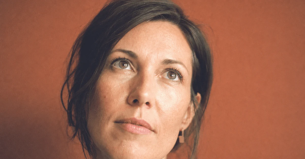 Selbstwirksamkeit Beispiele – Frau stehend, ruhiger Blick nach oben, nach einem Satz der ankam | Michael Katzmann